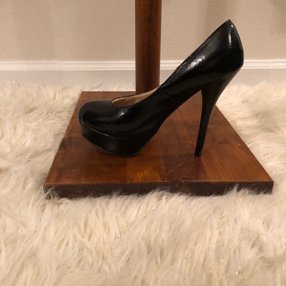Black 4 1/2 in Heels - Picture 4 of 7